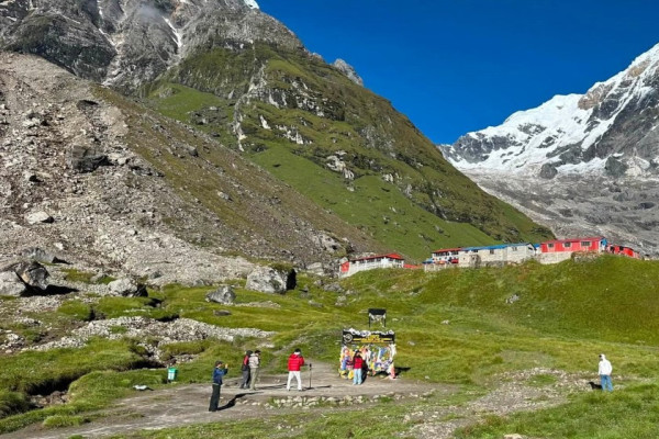 अन्नपूर्ण आधारशिविर क्षेत्रः हरियाली मैदान, सेतो हिमाल र निलो आकाश (फोटो फिचर)